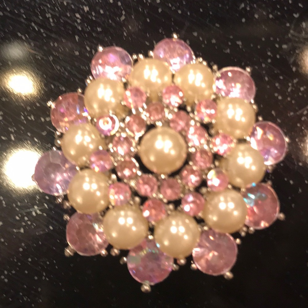 Pink rhinestone and faux pearl brooch/pin.